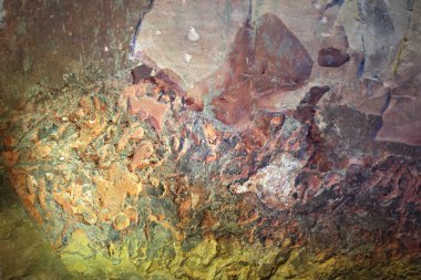 bir şehir caddesi üzerinde antika taş duvar duvar