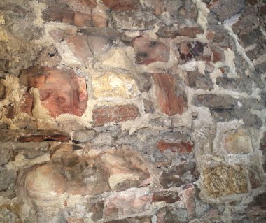 bir şehir caddesi üzerinde antika taş duvar duvar