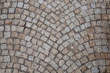 mozaik şeklinde taşlarla döşenmiş eski sokak yolu