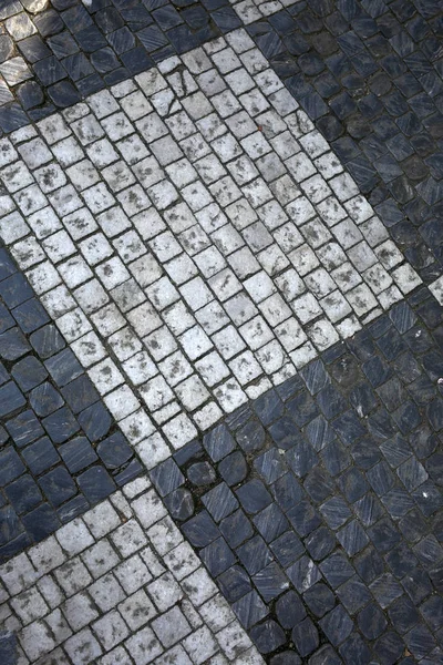 Antigua pasarela peatonal en la calle pavimentada con piedras —  Fotos de Stock