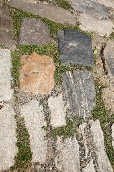 Alter Fußweg auf der Straße mit Steinen gepflastert — Stockfoto