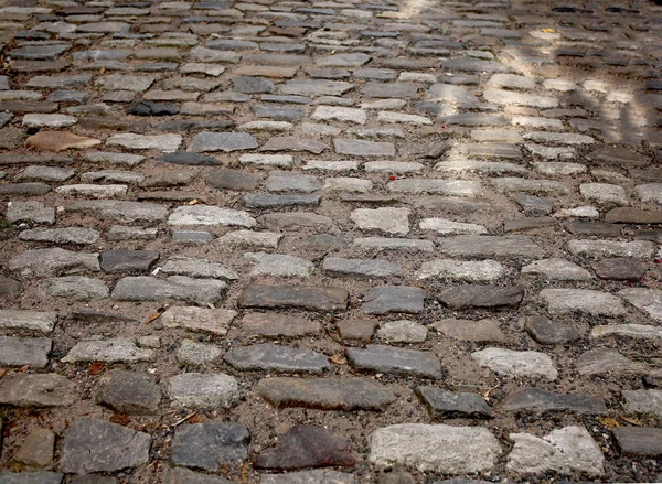 Velho pedestre passarela na rua pavimentada com pedras — Fotografia de Stock