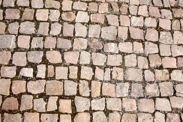 Alter Fußweg auf der Straße mit Steinen gepflastert — Stockfoto