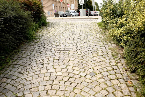街道上用石头铺成的旧人行道 — 图库照片
