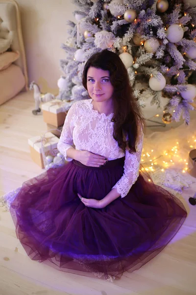 Menina grávida em um belo estúdio interior celebra Christma — Fotografia de Stock