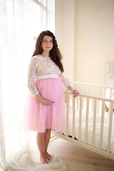 Fille enceinte dans un beau studio intérieur célèbre Noël — Photo