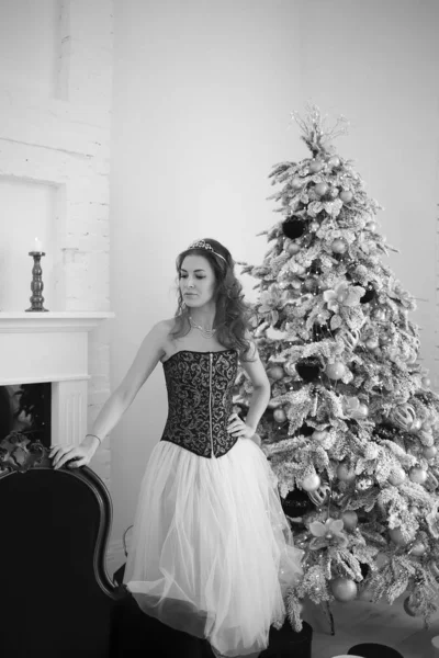Una hermosa chica como Cenicienta en un puesto de cuento de hadas de Navidad — Foto de Stock