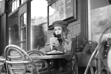 kırmızı bere genç ve ihale kız bir masada oturur ve içecekler 