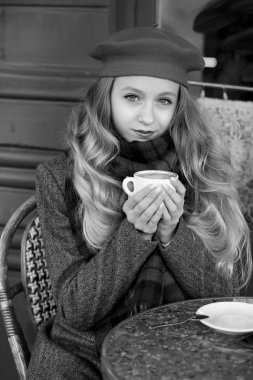 kırmızı bere genç ve ihale kız bir masada oturur ve içecekler 