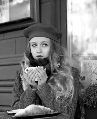 kırmızı bere genç ve ihale kız bir masada oturur ve içecekler 