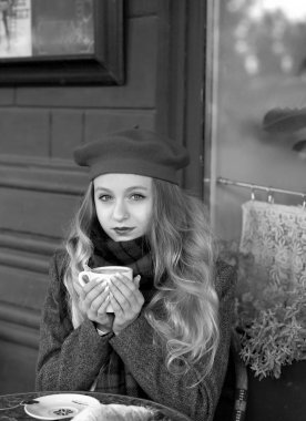 kırmızı bere genç ve ihale kız bir masada oturur ve içecekler 