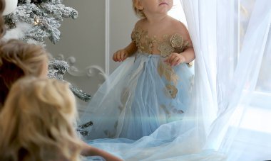 güzel kıyafetler içinde Noel'de bebek ve kız kardeşler