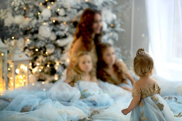 Mãe e três filhas no Natal em roupas bonitas — Fotografia de Stock