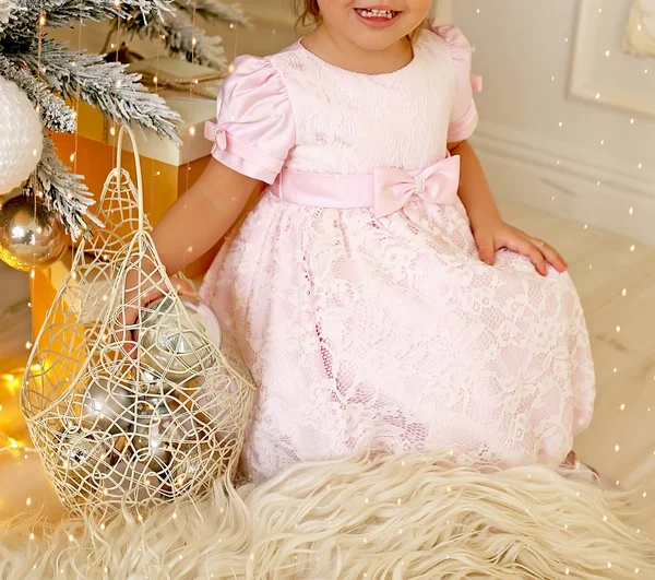 Μικρό κορίτσι με χριστουγεννιάτικο παιχνίδι κρατά στο χέρι της για τα Χριστούγεννα — Φωτογραφία Αρχείου