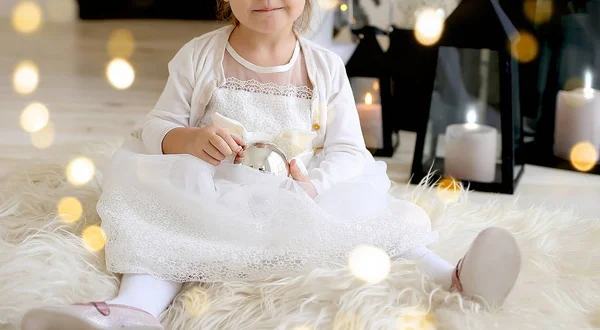 Menina com brinquedo de Natal segura em sua mão para o Natal — Fotografia de Stock