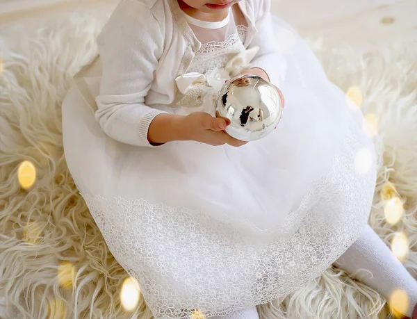 Menina com brinquedo de Natal segura em sua mão para o Natal — Fotografia de Stock