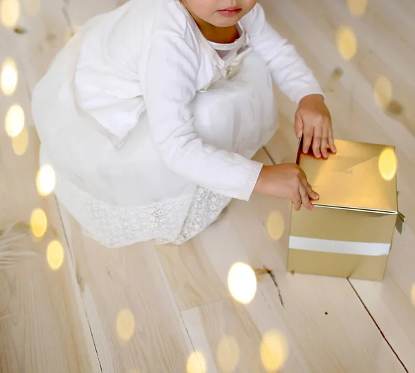 Menina com brinquedo de Natal segura em sua mão para o Natal — Fotografia de Stock