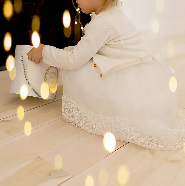 Menina com brinquedo de Natal segura em sua mão para o Natal — Fotografia de Stock