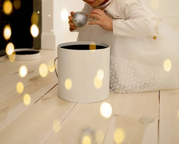 Kleines Mädchen mit Weihnachtsspielzeug in der Hand zu Weihnachten — Stockfoto