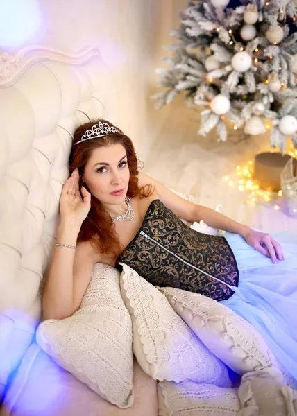 Krásná dívka jako Popelka v pohádce o vánočních pohádkách — Stock fotografie
