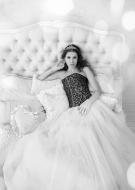 bir Noel peri masalı külkedisi gibi güzel bir kız yatıyor 