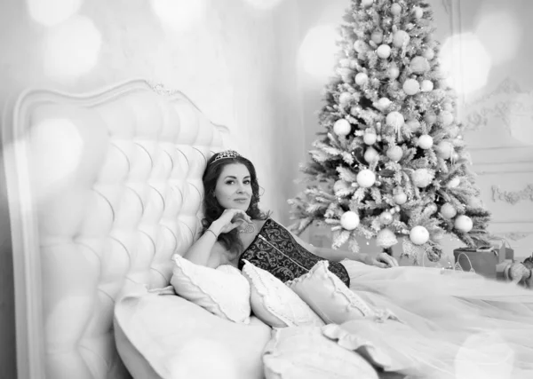 Uma menina bonita como Cinderela em um conto de fadas de Natal mentiras — Fotografia de Stock