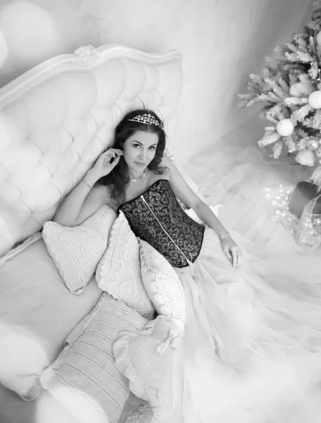 A beautiful girl like Cinderella in a Christmas fairy tale lies — Stock Photo, Image