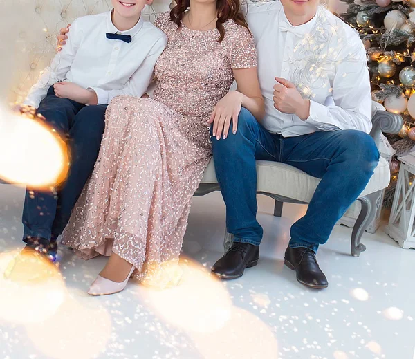 Mooie familie in nieuwjaarsstudio voor Kerstmis met cadeau — Stockfoto