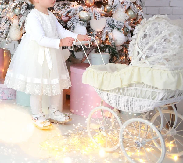 Gyönyörű baba az újévi stúdióban karácsonyra ajándékokkal — Stock Fotó