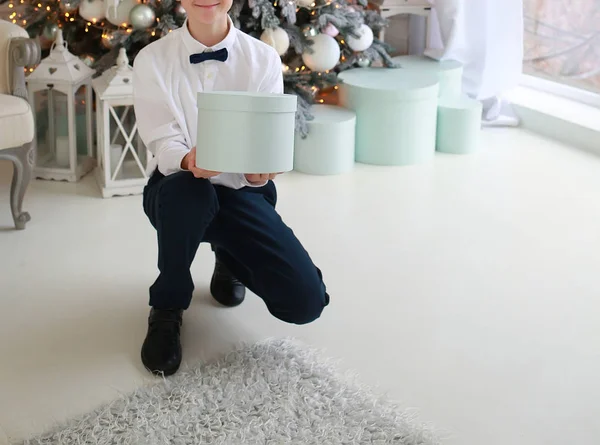 Junge mit einer Schachtel andr sitzt auf einem Silvestersofa — Stockfoto