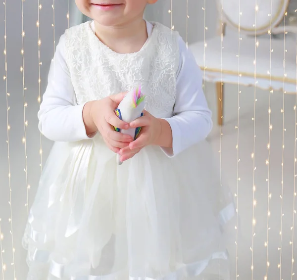 Beautiful baby in New Year 's studio for Christmas with presents — стоковое фото