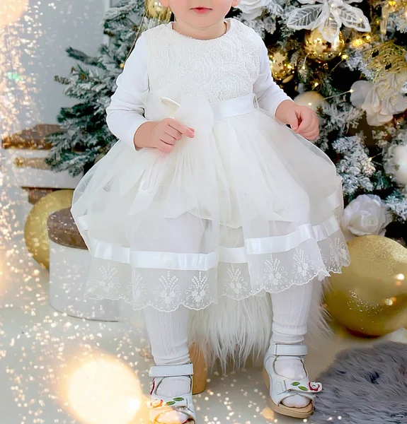 Красива дитина в новорічній студії на Різдво з подарунками — стокове фото
