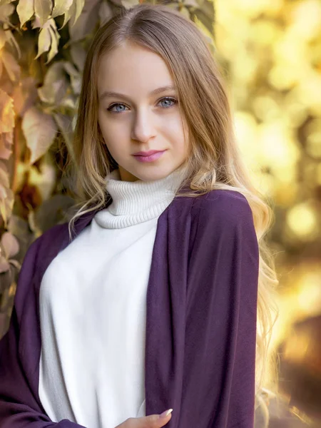 Giovane ragazza in natura in lilla sullo sfondo della serra — Foto Stock