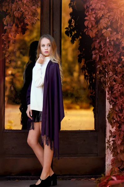 Young girl in nature in lilac on the background of the greenhous — Stock Photo, Image