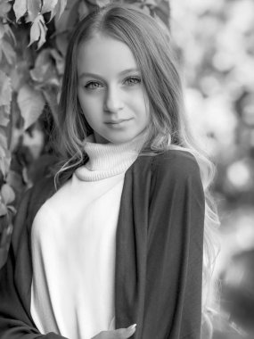 Doğadaki genç kız yeşilin arka planında leylak renginde