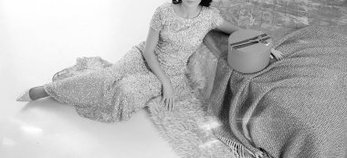 Noel için yeni yıl stüdyosunda hediyelerle güzel bir kadın.