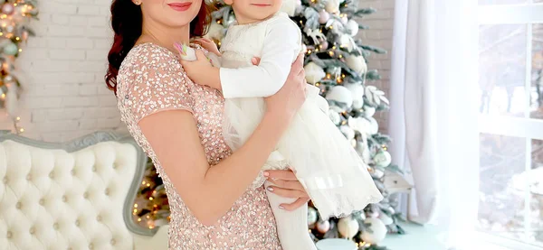 Mãe Feliz Filha Natal Perto Uma Árvore Natal Elegante — Fotografia de Stock