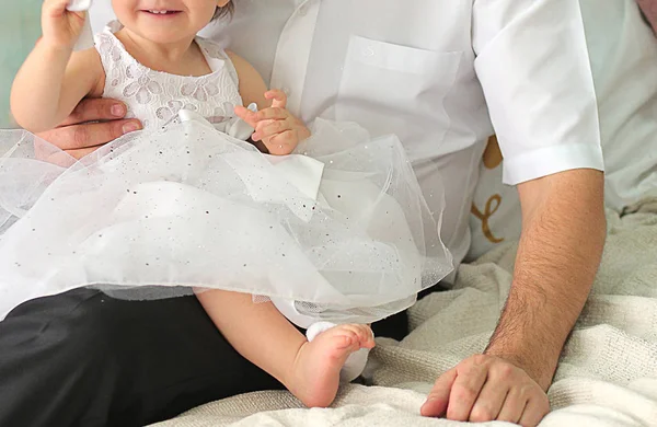 Menina tirou uma meia de uma perna — Fotografia de Stock