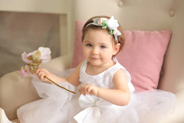 Linda Menina Vestido Branco Senta Uma Cadeira — Fotografia de Stock