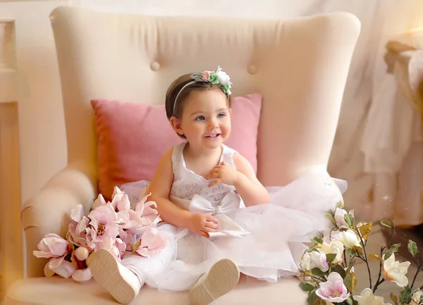 Linda Menina Vestido Branco Senta Chear — Fotografia de Stock