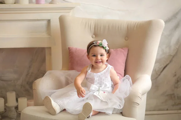 Linda Menina Vestido Branco Com Pente Pequeno Senta Uma Cadeira — Fotografia de Stock