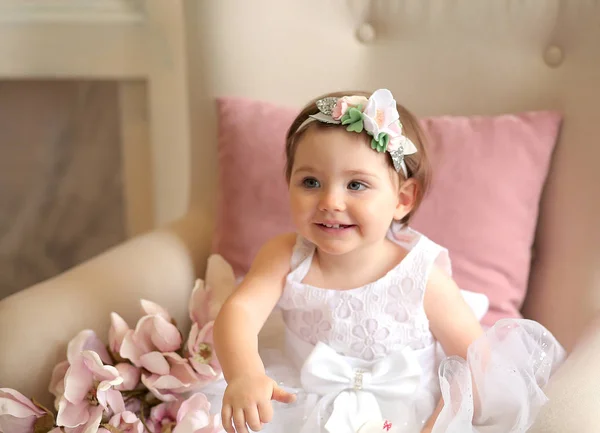 Baby Girl Com Pente Pequeno Senta Uma Cadeira — Fotografia de Stock