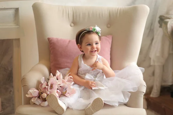 Όμορφο Κοριτσάκι Ένα Λευκό Φόρεμα Μια Μικρή Χτένα Κάθεται Μια — Φωτογραφία Αρχείου