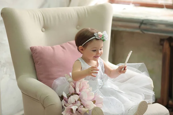 Linda Menina Vestido Branco — Fotografia de Stock