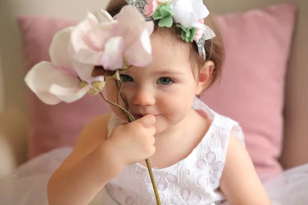 Linda Menina Vestido Branco Detém Uma Magnólia Sua Mão — Fotografia de Stock