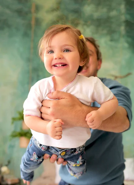 Kleines Mädchen Blue Jeans Fliegt Papa Die Arme — Stockfoto