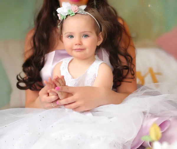Маленька Дівчинка Сидить Руках Мами Красивій Білій Сукні — стокове фото