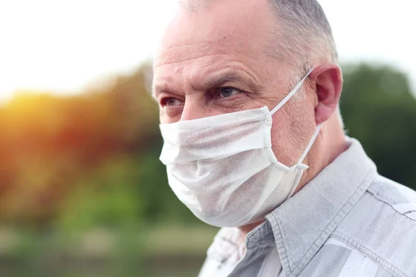 Άντρας Προστατευτική Μάσκα Κοντά Αποτρέποντας Μια Επιδημία Ένας Άντρας Άνω — Φωτογραφία Αρχείου