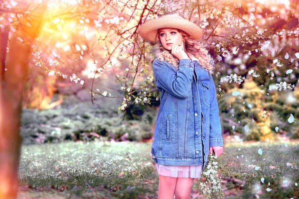 Gyönyörű Lány Egy Csokor Virággal Egy Virágos Cseresznyekertben Fonott Kalapban — Stock Fotó