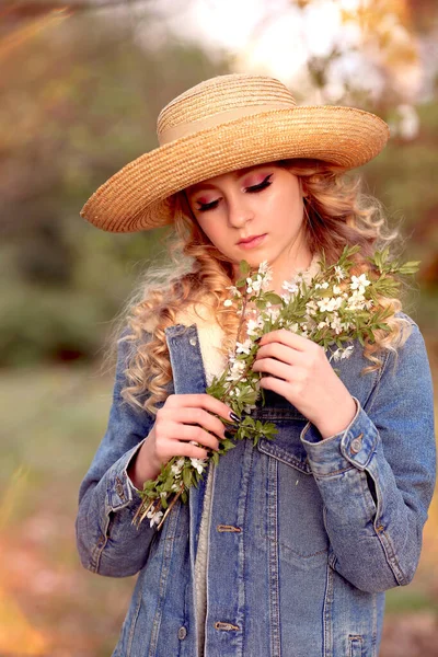 Mooi Meisje Kijkt Met Tederheid Naar Het Boeket Een Kersenbloeiende — Stockfoto